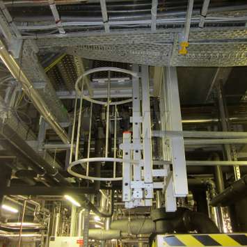 Echelle coulissante - Accès en hauteur dans une usine Accès en hauteur dans une usine.